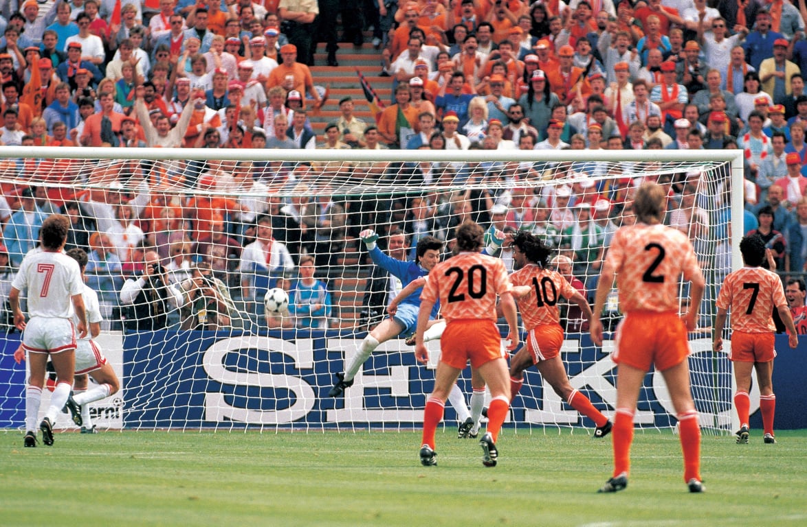Ruud Gullit scoort openingstreffer tijdens EK-finale Nederland – Sovjet-Unie op 25 juni 1988