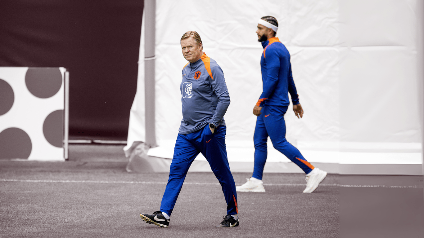 Ronald Koeman en Memphis Depay op de training van Oranje