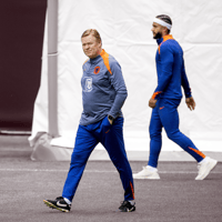 Ronald Koeman en Memphis Depay op de training van Oranje