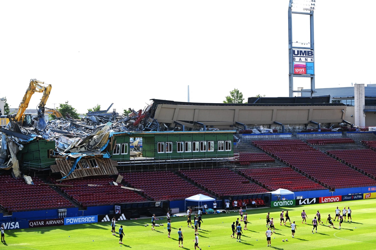 Tribune stort in op trainingscomplex van Zweden