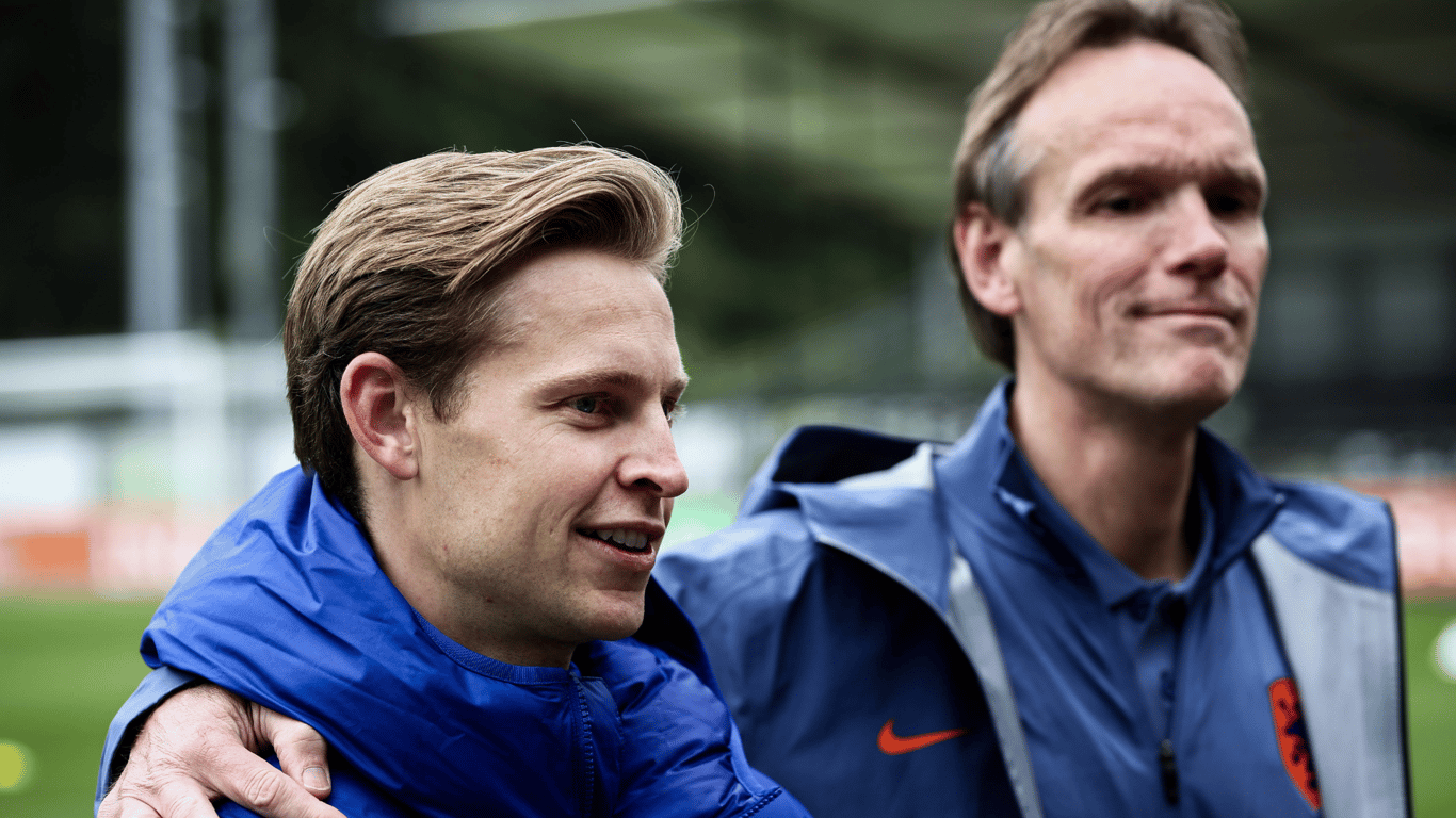 Frenkie de Jong met perschef Bas Ticheler