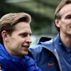 Frenkie de Jong met perschef Bas Ticheler