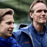 Frenkie de Jong met perschef Bas Ticheler