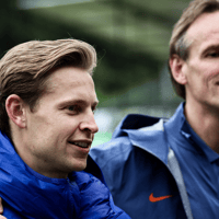 Frenkie de Jong met perschef Bas Ticheler