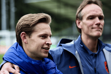 Frenkie de Jong met perschef Bas Ticheler