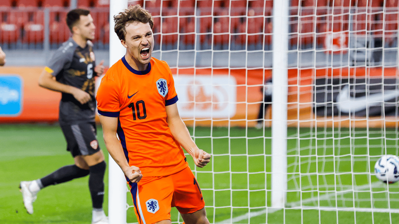 Youri Regeer viert een doelpunt voor Jong Oranje