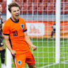 Youri Regeer viert een doelpunt voor Jong Oranje