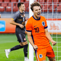 Youri Regeer viert een doelpunt voor Jong Oranje
