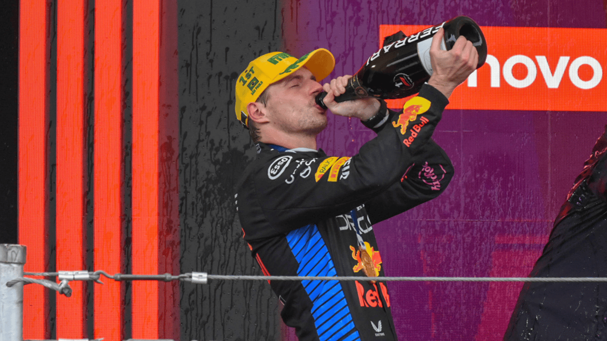 Max Verstappen viert zijn overwinning
