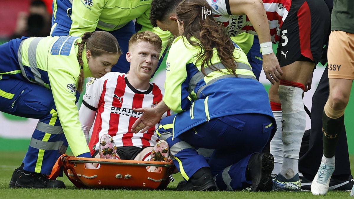 Jerdy Schouten per brancard van het veld