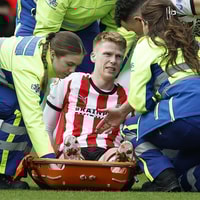 Jerdy Schouten per brancard van het veld