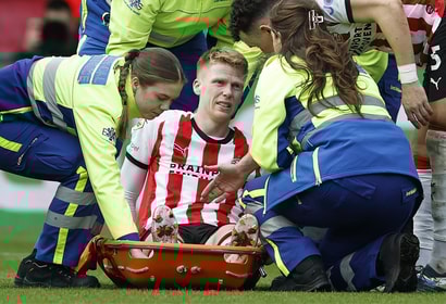 Jerdy Schouten per brancard van het veld