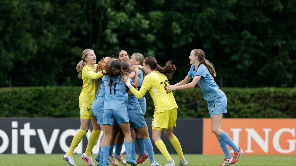 Oranje O16 viert een doelpunt