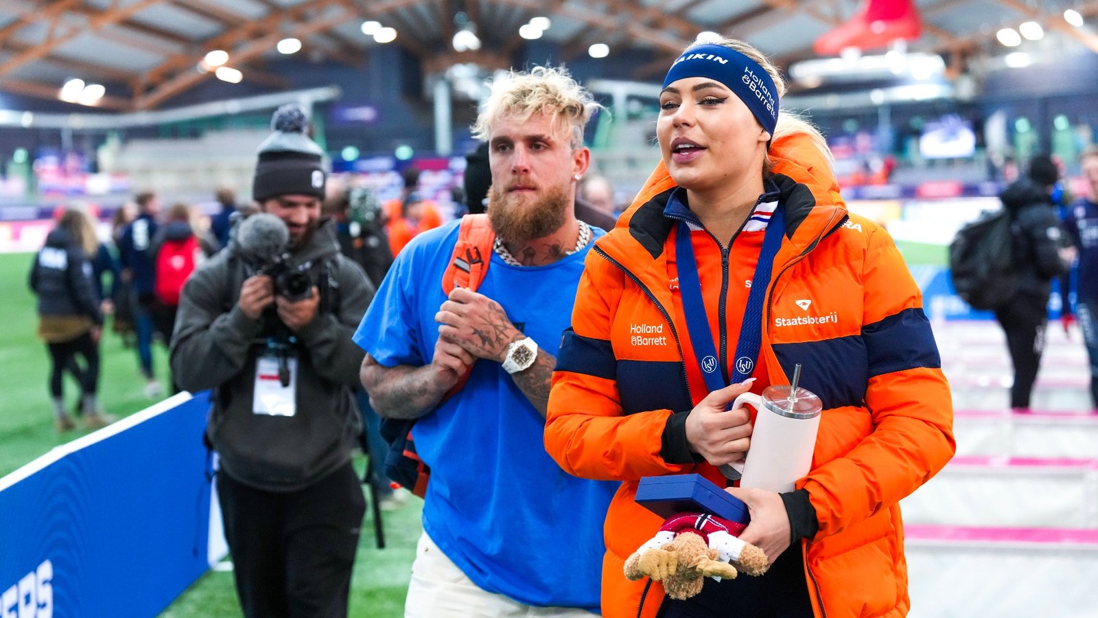 Jutta Leerdam is samen met Jake Paul bij een schaatswedstrijd