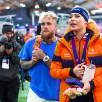 Jutta Leerdam is samen met Jake Paul bij een schaatswedstrijd