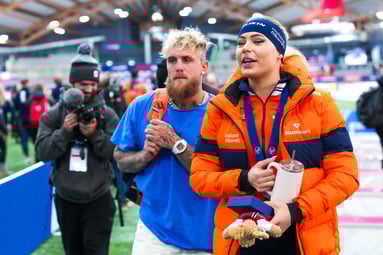 Jutta Leerdam is samen met Jake Paul bij een schaatswedstrijd