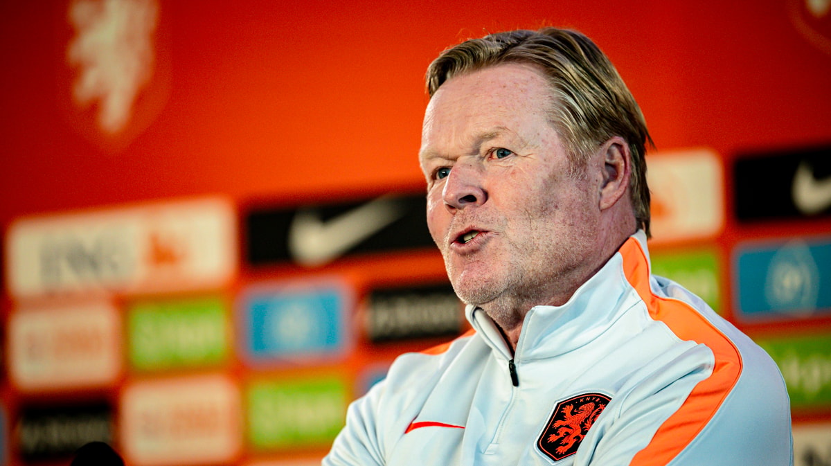 Ronald Koeman tijdens een persconferentie van het Nederlands elftal