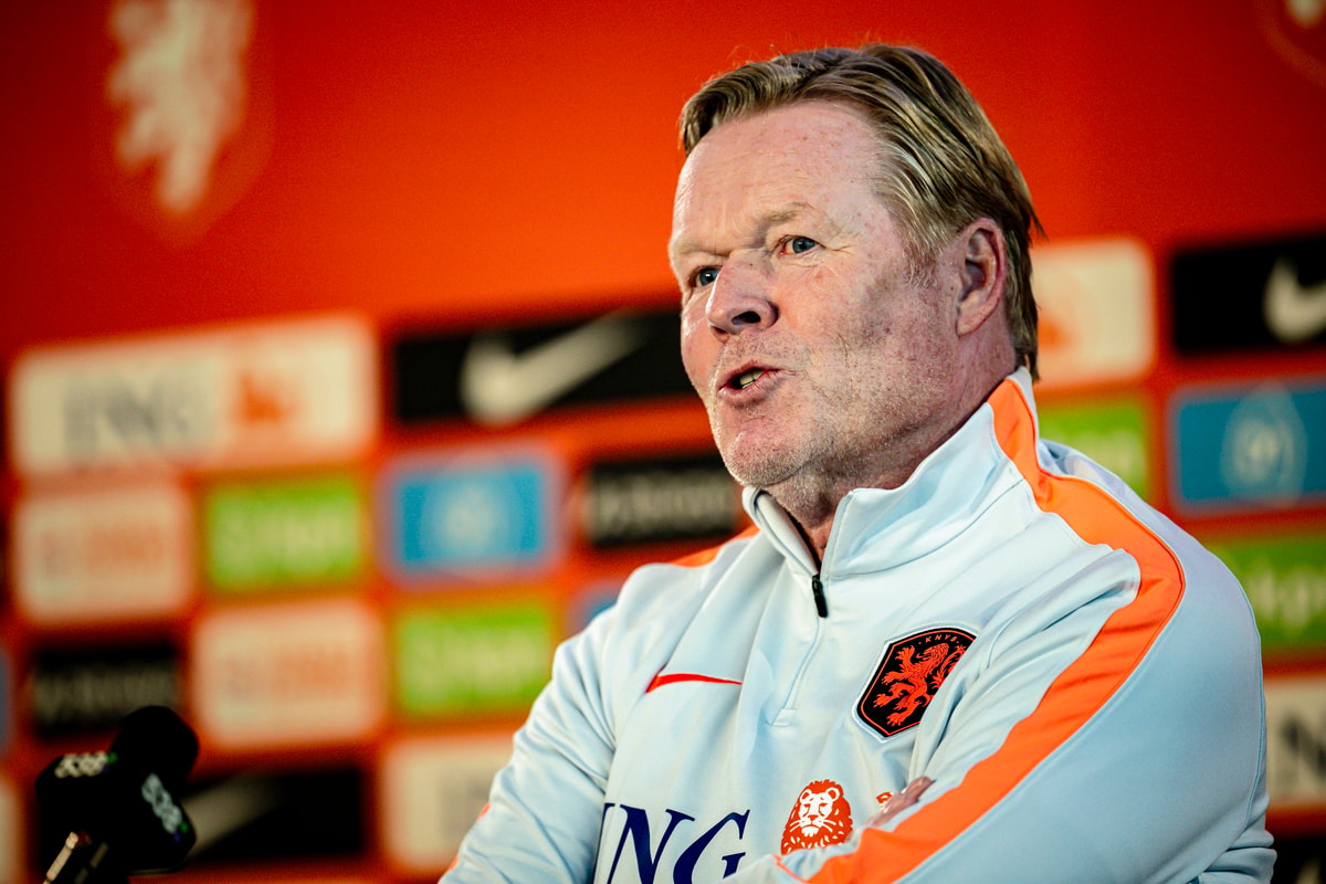Ronald Koeman tijdens een persconferentie van het Nederlands elftal