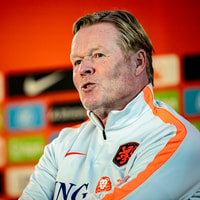 Ronald Koeman tijdens een persconferentie van het Nederlands elftal