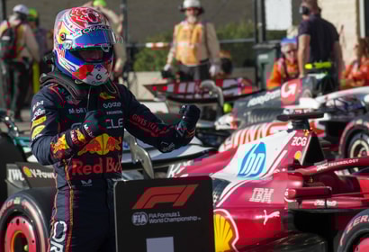 Max Verstappen viert zijn overwinning