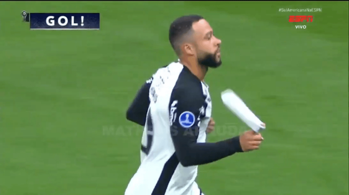 Memphis Depay viert een doelpunt