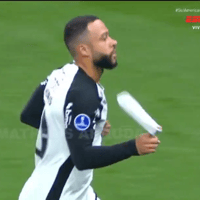 Memphis Depay viert een doelpunt