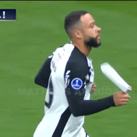Memphis Depay viert een doelpunt