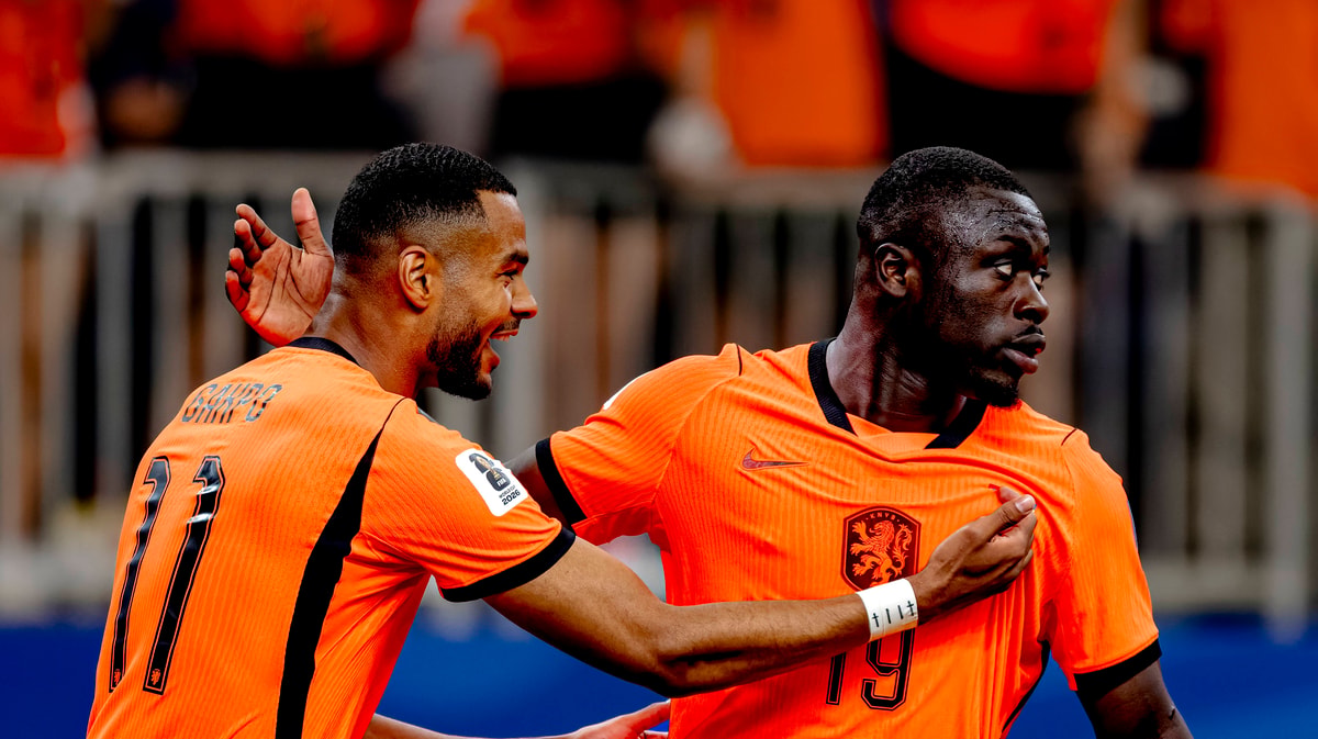 Cody Gakpo en Brian Brobbey tijdens Nederland - Zweden