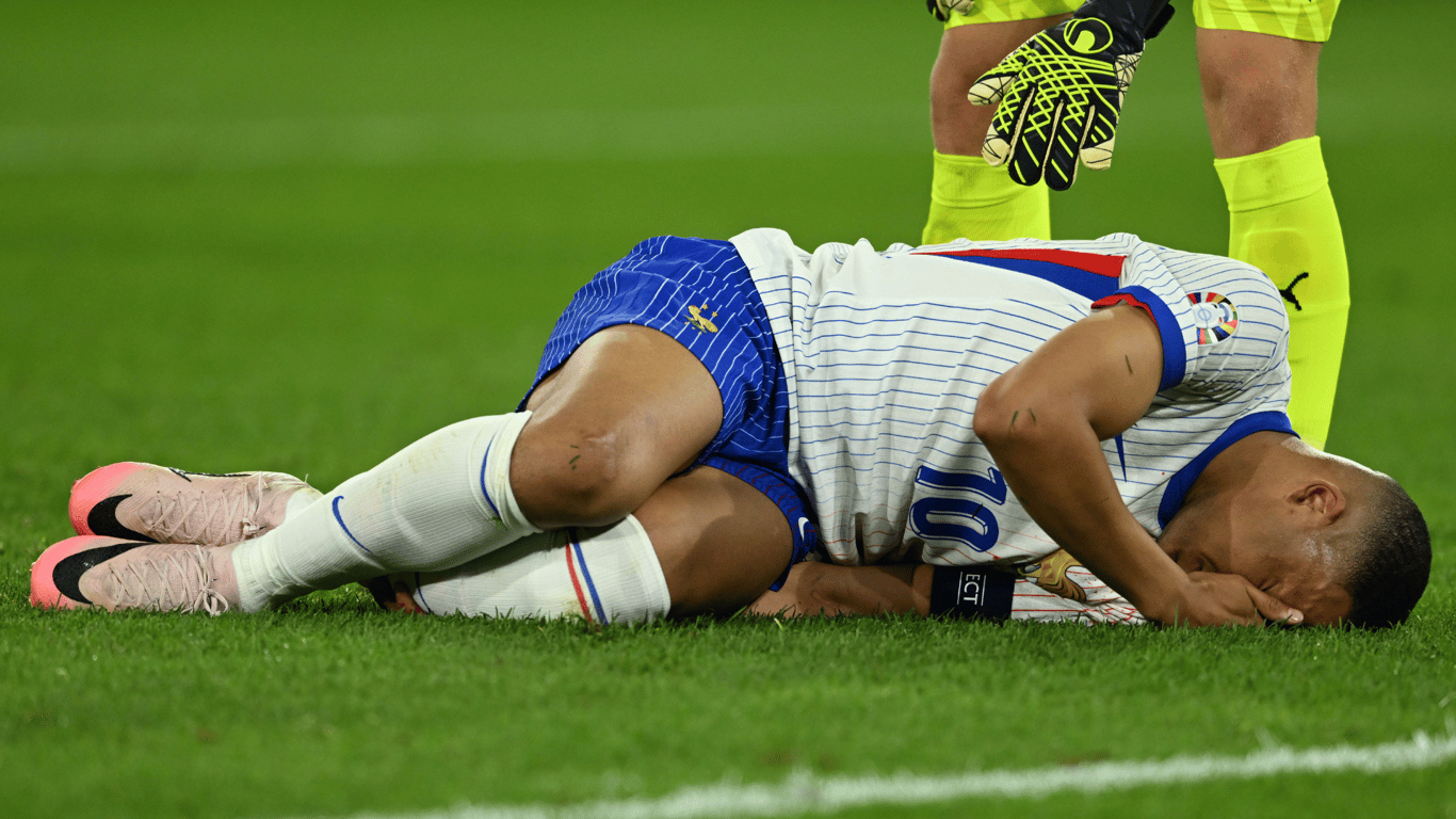 Kylian Mbappé heeft een gebroken neus overgehouden aan het duel tussen Oostenrijk en Frankrijk (0-1).
