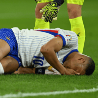 Kylian Mbappé heeft een gebroken neus overgehouden aan het duel tussen Oostenrijk en Frankrijk (0-1).