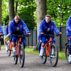 Jorrel Hato, Donyell Malen, Noa Lang en Nick Olij op de fiets bij Oranje
