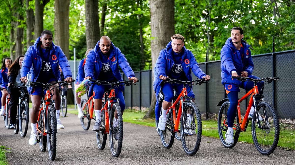 Jorrel Hato, Donyell Malen, Noa Lang en Nick Olij op de fiets bij Oranje