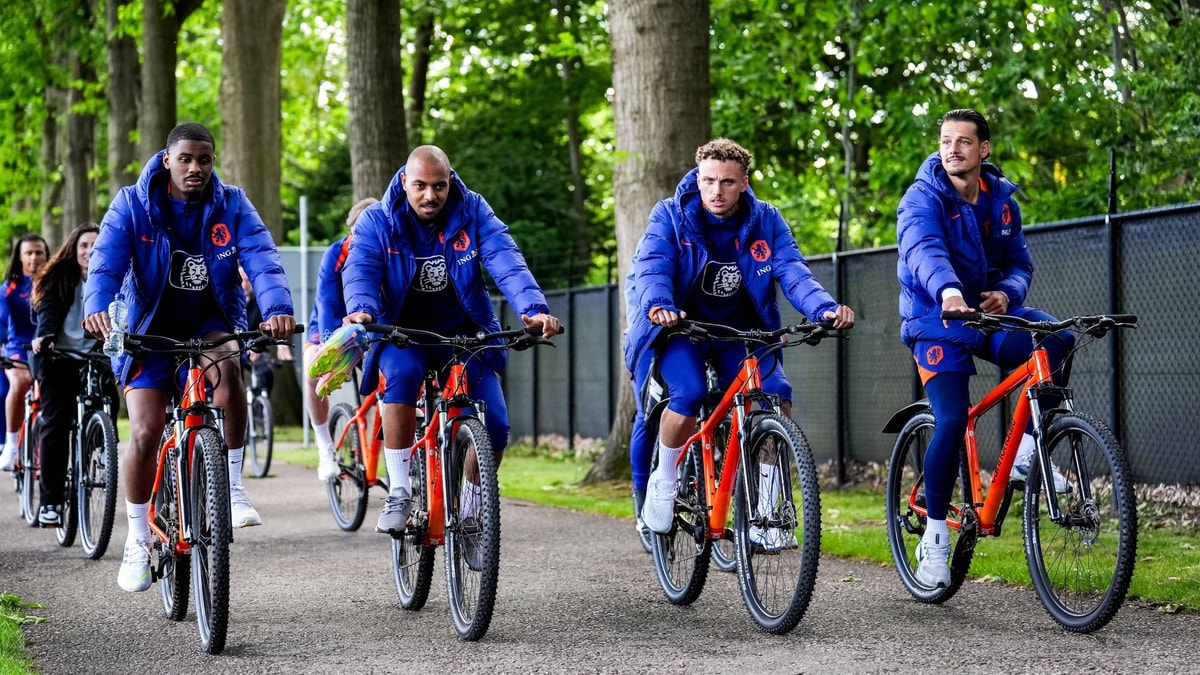 Jorrel Hato, Donyell Malen, Noa Lang en Nick Olij op de fiets bij Oranje
