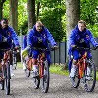 Jorrel Hato, Donyell Malen, Noa Lang en Nick Olij op de fiets bij Oranje