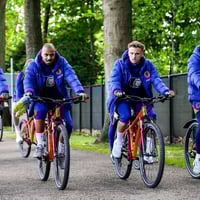 Jorrel Hato, Donyell Malen, Noa Lang en Nick Olij op de fiets bij Oranje