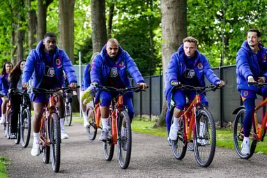 Jorrel Hato, Donyell Malen, Noa Lang en Nick Olij op de fiets bij Oranje