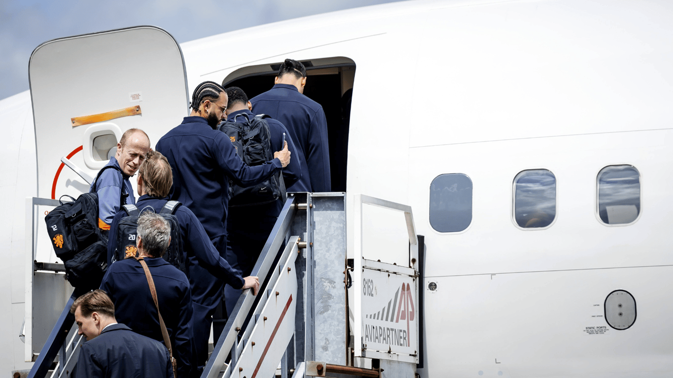 Het Nederlands elftal stapt op het vliegtuig naar Duitsland voor het EK.