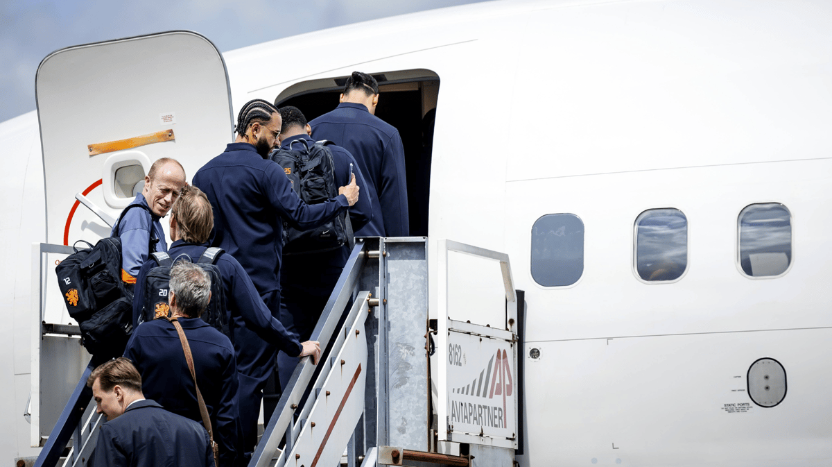 Het Nederlands elftal stapt op het vliegtuig naar Duitsland voor het EK.