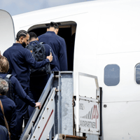 Het Nederlands elftal stapt op het vliegtuig naar Duitsland voor het EK.