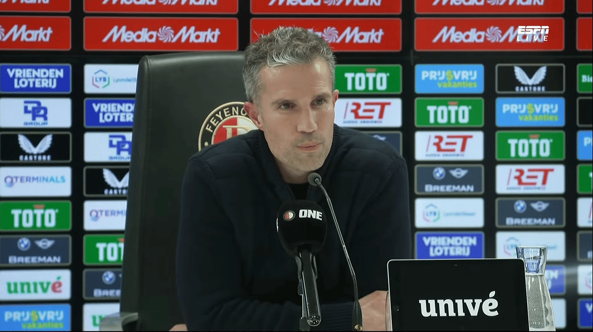 Robin van Persie tijdens een persconferentie van Feyenoord