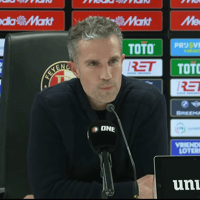 Robin van Persie tijdens een persconferentie van Feyenoord