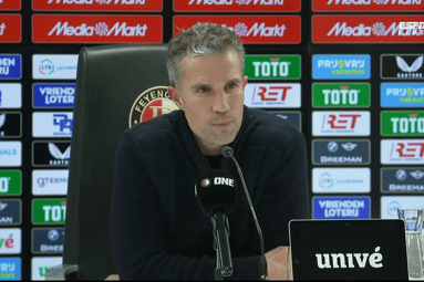 Robin van Persie tijdens een persconferentie van Feyenoord