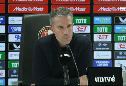 Robin van Persie tijdens een persconferentie van Feyenoord
