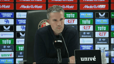 Robin van Persie tijdens een persconferentie van Feyenoord