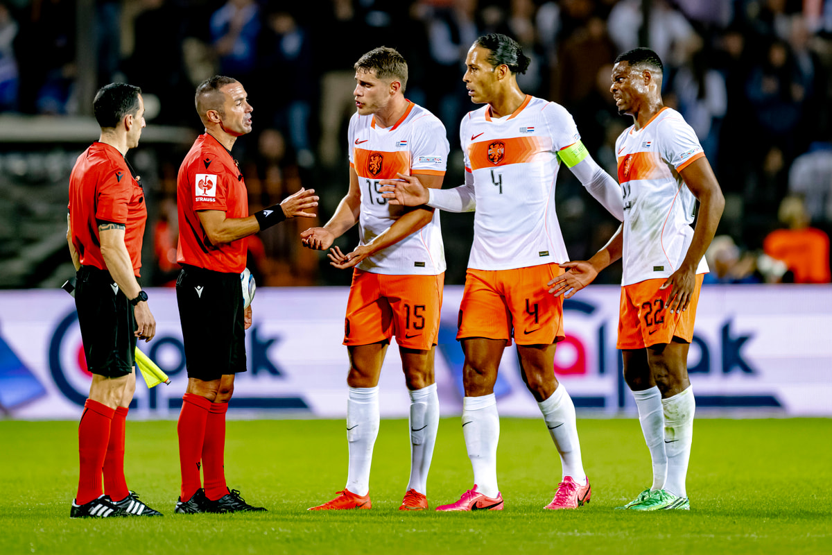 Scheidsrechter Marco Guida,  Micky van de Ven, Denzel Dumfries en Virgil van Dijk