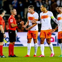 Scheidsrechter Marco Guida,  Micky van de Ven, Denzel Dumfries en Virgil van Dijk