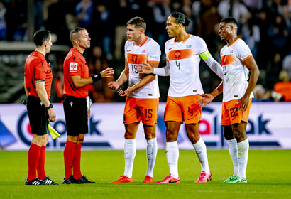 Scheidsrechter Marco Guida,  Micky van de Ven, Denzel Dumfries en Virgil van Dijk