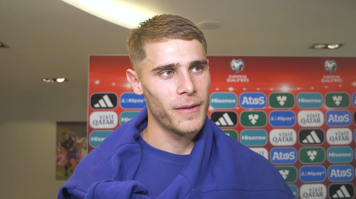 Micky van de Ven voor de camera van Voetbalzone