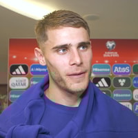 Micky van de Ven voor de camera van Voetbalzone