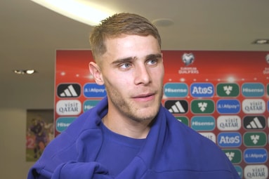 Micky van de Ven voor de camera van Voetbalzone